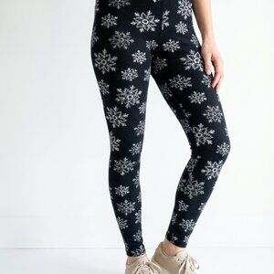 Black leggings with snowflake patterns – Winter comfort and style!